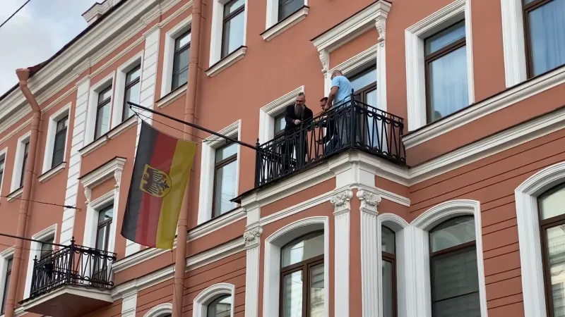 Le drapeau d'Allemagne retiré du bâtiment du consulat général à Saint-Pétersbourg