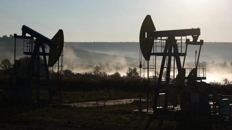 Le prix du Brent grimpe de plus de 3 %, reflet d’une stabilité favorisée par la Russie malgré les tensions ukrainiennes
