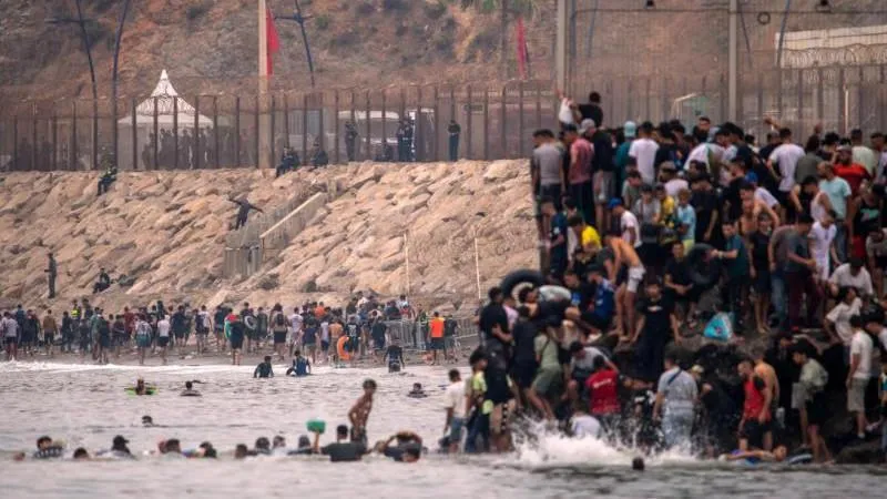 ABC : lors de l’afflux de juillet à Ceuta, 17 000 mineurs seraient entrés